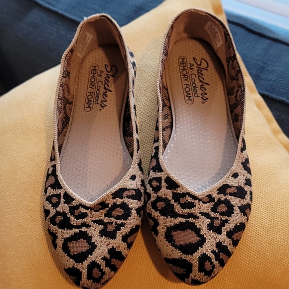 sketchers leopard flats